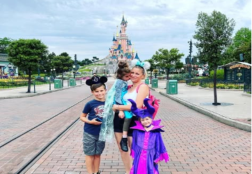 Emma et sa famille à Disneyland Paris